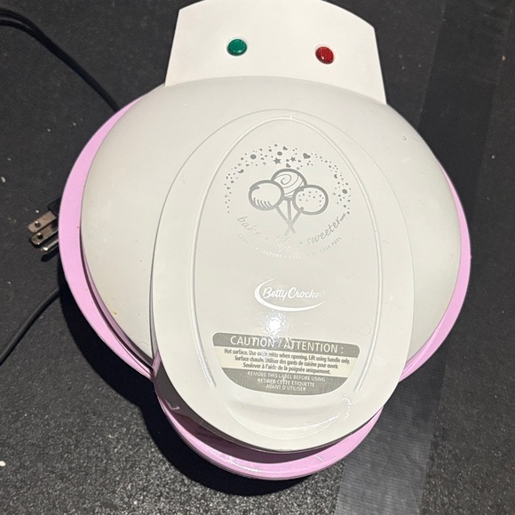 Betty Crocker Cake Pop Maker in Pink and Black - Picture 3 of 3